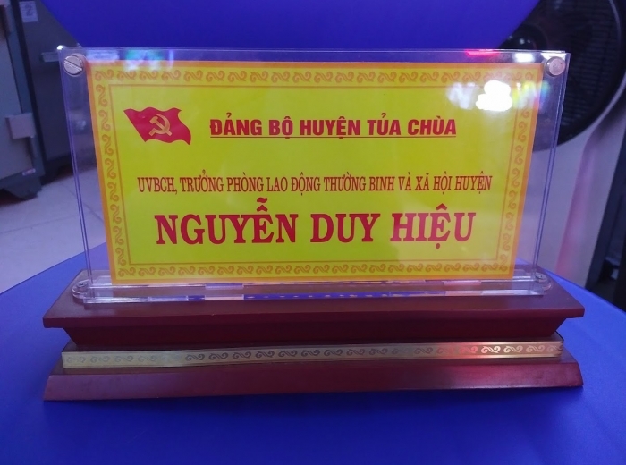 Biển chức danh Gỗ Mica Mặt 3mm,5mm có ốc